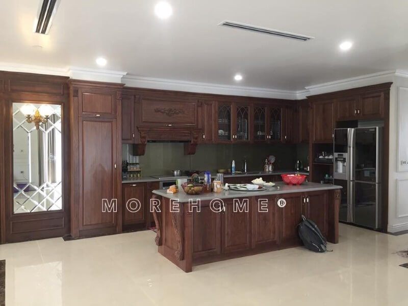 Morehome cung cấp dịch vụ tư vấn sản phẩm tủ bếp gỗ tự nhiên phong cách tân cổ điển đẹp tinh tế. Hình ảnh thực tế của công trình lắp đặt đã được thực hiện tại biệt thự Ecopark Hưng Yên.